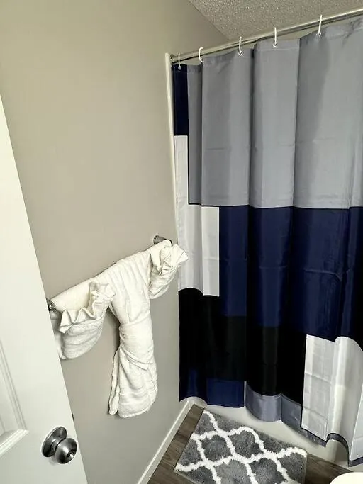 Private Luxury Suite Near West Edmonton Mall Apartament