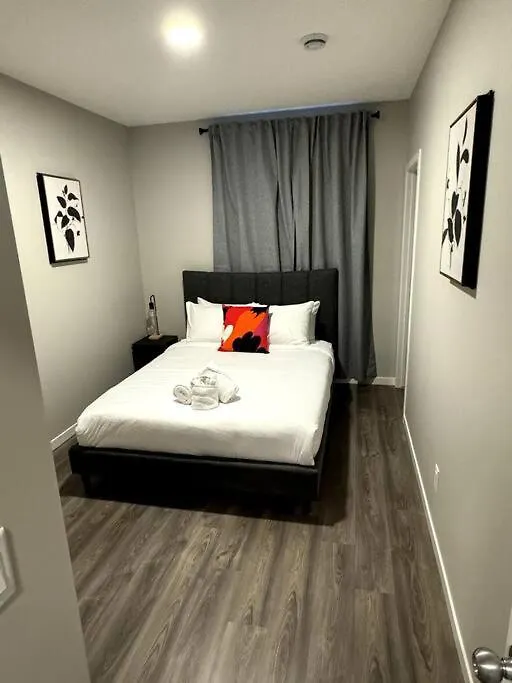 Private Luxury Suite Near West Edmonton Mall Apartament
