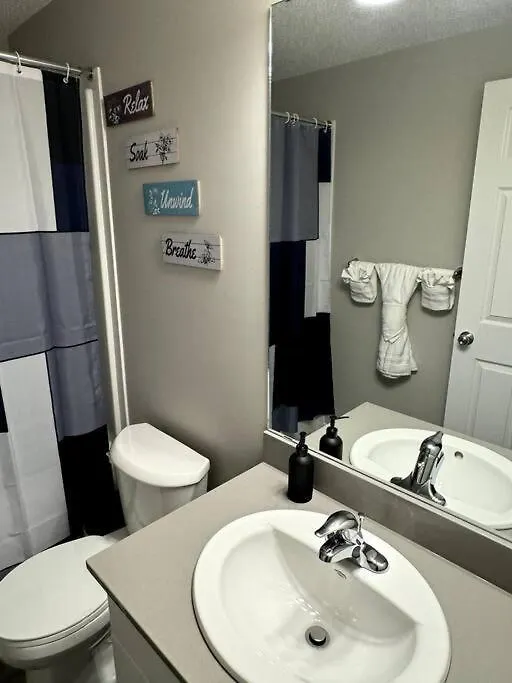 Private Luxury Suite Near West Edmonton Mall Kanada