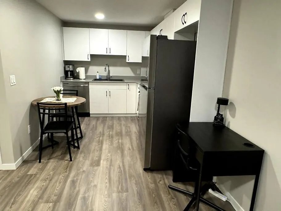 Private Luxury Suite Near West Edmonton Mall 0*,  Kanada