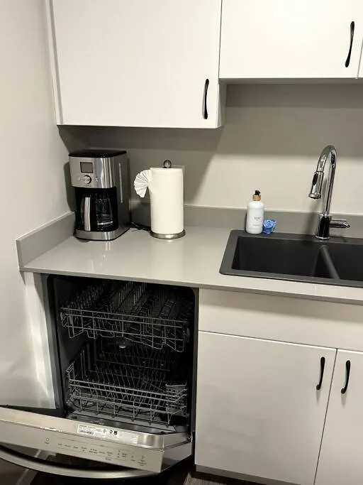 Private Luxury Suite Near West Edmonton Mall Apartament