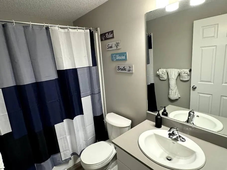Private Luxury Suite Near West Edmonton Mall 0*,